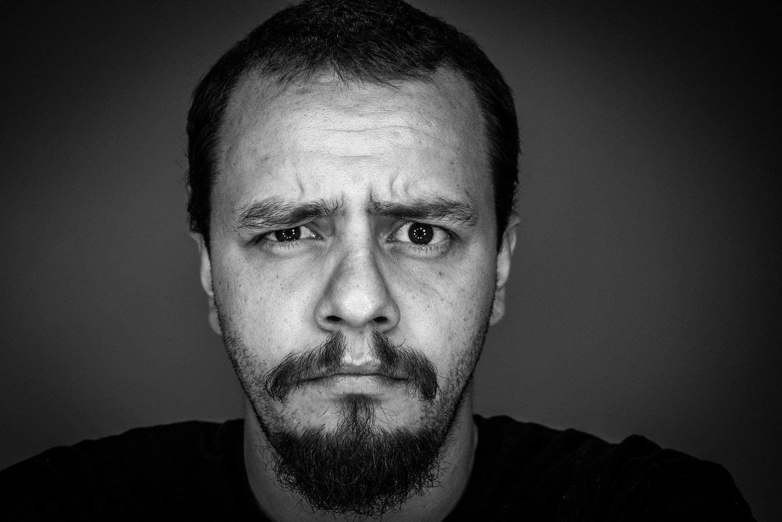 Retrato de Vitor Devechiati, metade direita do rosto