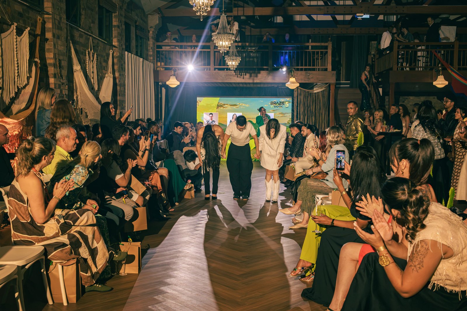 The room at Brazil Week Fashion Day, audience along the runway